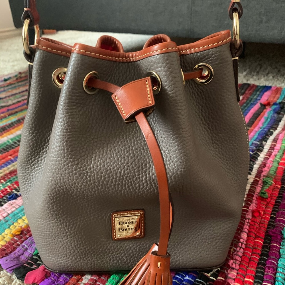 *SOLD Dooney & Bourke Bucket Shoulder Bag Like New